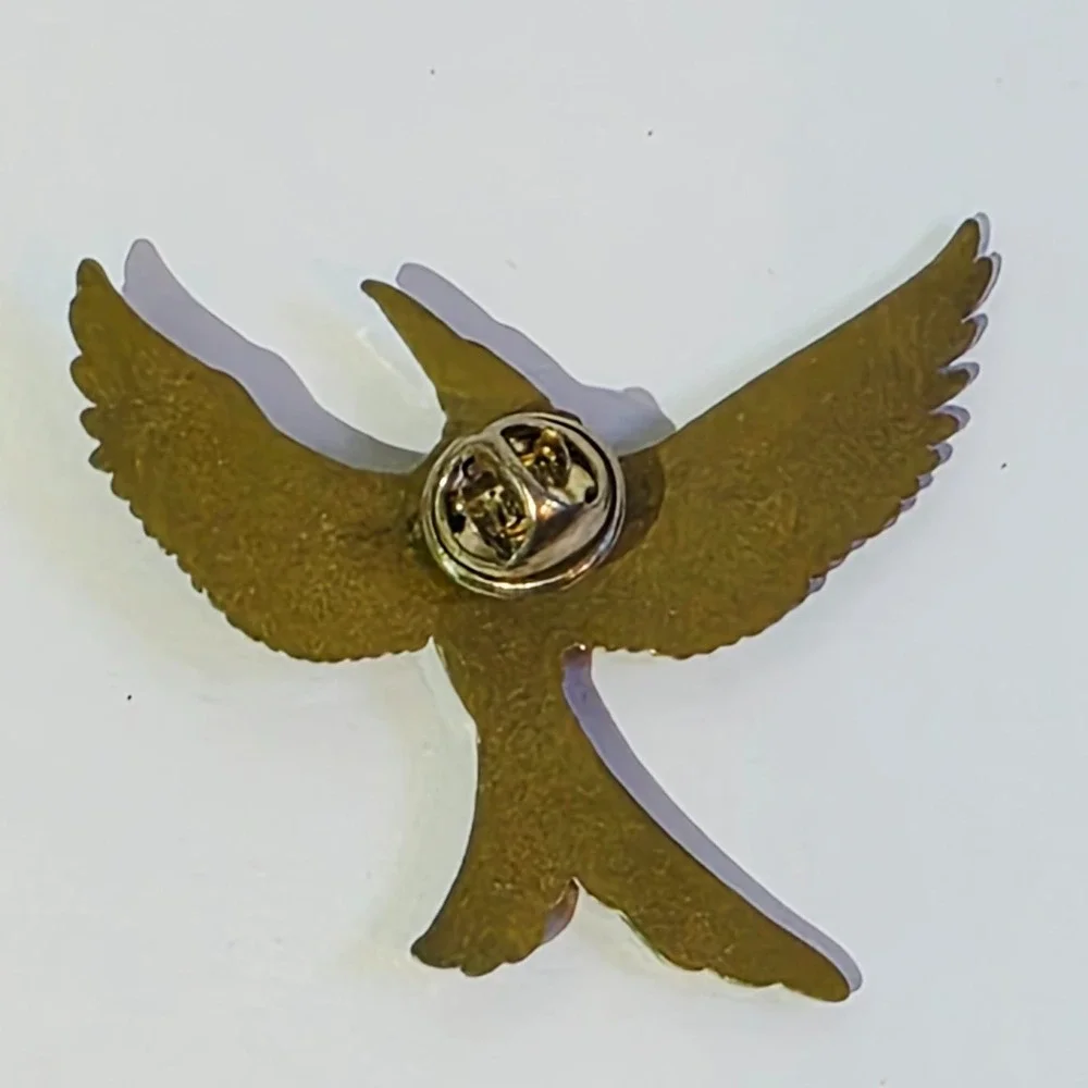 Gold Tone Mockingjay Bird Arrow Hunger Games Brooch Tack Cap Lapel Pin